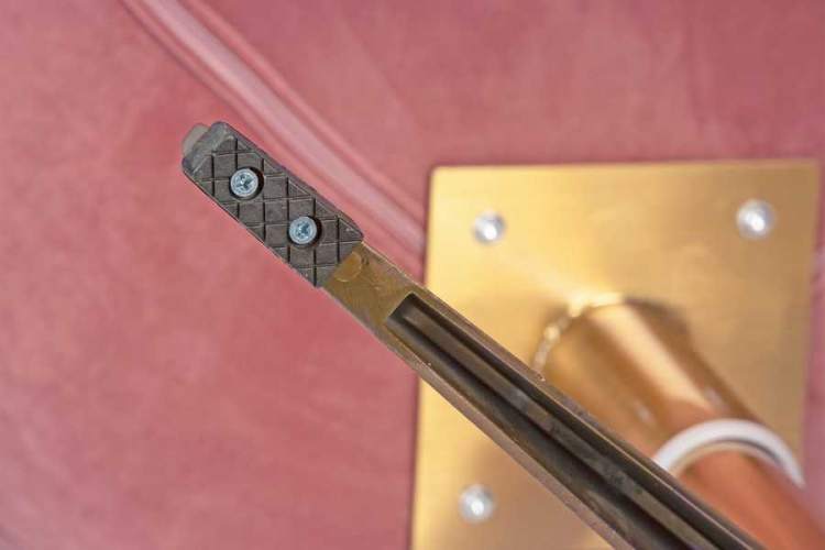 Кресло дизайнерское DOBRIN SWAN, розовый велюр BLUVEL52, золотое основание-9