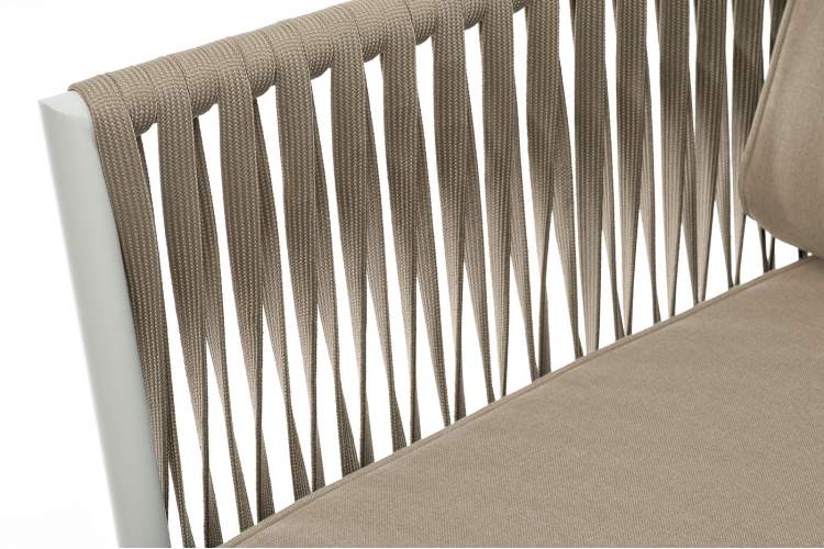 "Касабланка" кресло плетеное из роупа, основание дуб, каркас алюминий светло-серый (RAL7035) муар, роуп серо-коричневый 23мм, ткань бежевая 15052-6