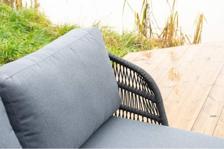 "Позитано" лежак плетеный из роупа, каркас алюминий темно-серый (RAL7024) муар, роуп темно-серый круглый, ткань темно-серая 027-5