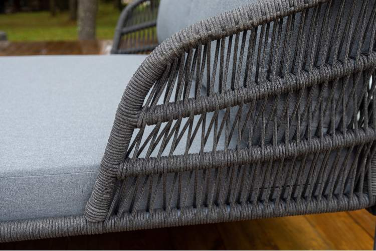 "Позитано" лежак плетеный из роупа, каркас алюминий темно-серый (RAL7024) муар, роуп темно-серый круглый, ткань темно-серая 027-6