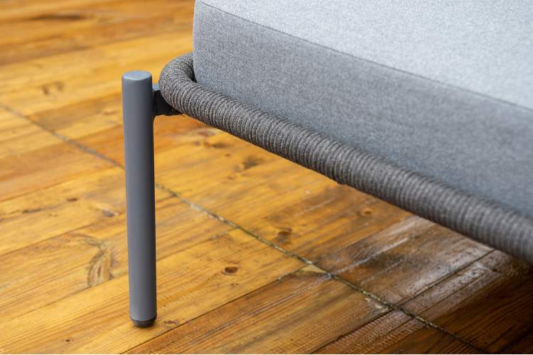 "Позитано" лежак плетеный из роупа, каркас алюминий темно-серый (RAL7024) муар, роуп темно-серый круглый, ткань темно-серая 027-8