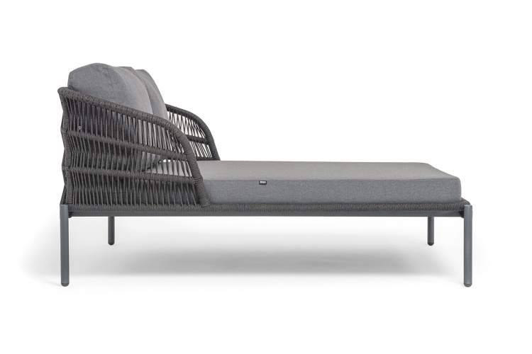 "Позитано" лежак плетеный из роупа, каркас алюминий темно-серый (RAL7024) муар, роуп темно-серый круглый, ткань темно-серая 027-12
