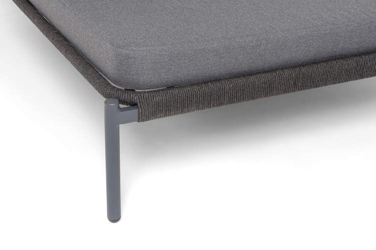 "Позитано" лежак плетеный из роупа, каркас алюминий темно-серый (RAL7024) муар, роуп темно-серый круглый, ткань темно-серая 027-15