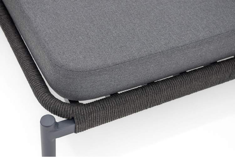 "Позитано" лежак плетеный из роупа, каркас алюминий темно-серый (RAL7024) муар, роуп темно-серый круглый, ткань темно-серая 027-16