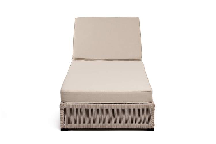 "Ривьера" шезлонг плетеный из роупа, каркас алюминий белый муар, роуп бежевый круглый, ткань бежевая 052-1