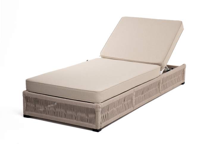 "Ривьера" шезлонг плетеный из роупа, каркас алюминий белый муар, роуп бежевый круглый, ткань бежевая 052-2