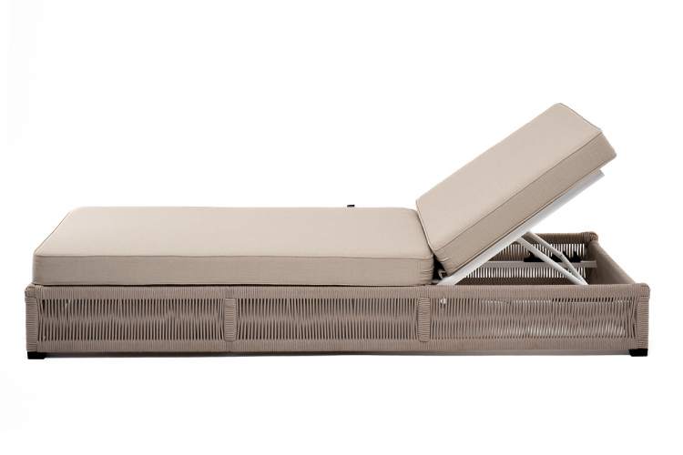 "Ривьера" шезлонг плетеный из роупа, каркас алюминий белый муар, роуп бежевый круглый, ткань бежевая 052-3