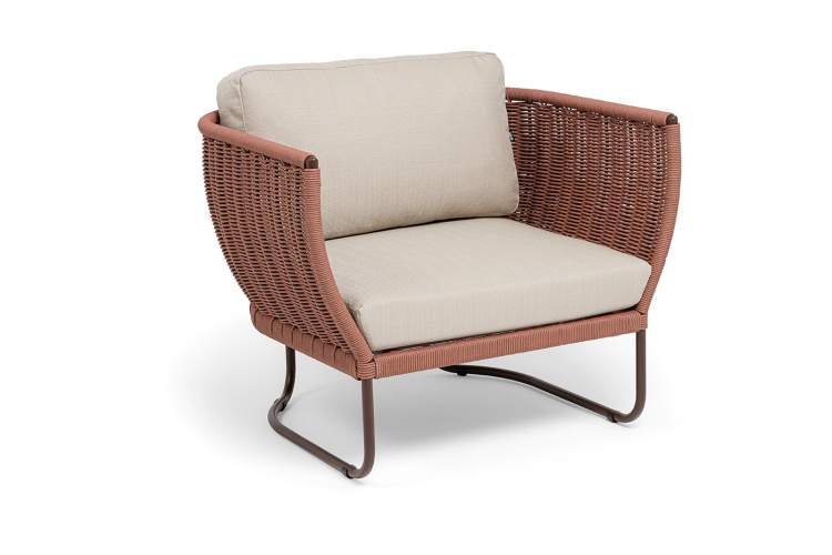 "Фиджи" кресло плетеное из роупа, каркас алюминий коричневый (RAL8016) муар, роуп красный (8372) круглый tex, ткань Mossle бежевая-1