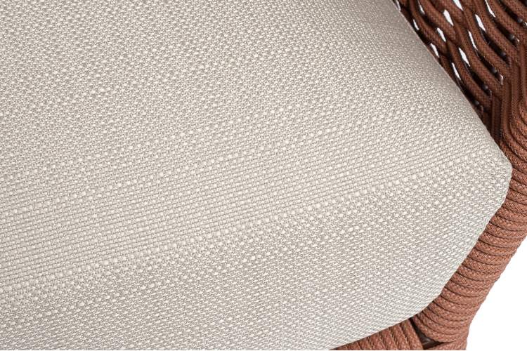 "Фиджи" кресло плетеное из роупа, каркас алюминий коричневый (RAL8016) муар, роуп красный (8372) круглый tex, ткань Mossle бежевая-7