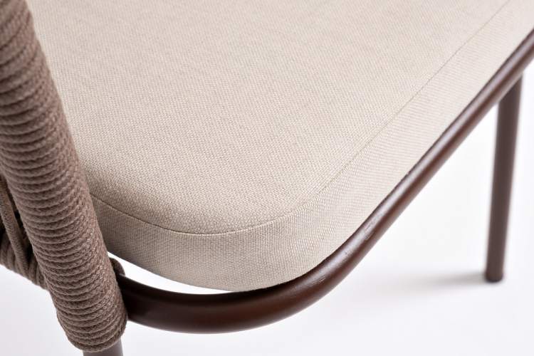 "Лион" стул плетеный из роупа, каркас из стали коричневый (RAL8016) муар, роуп коричневый круглый, ткань бежевая 15052-5