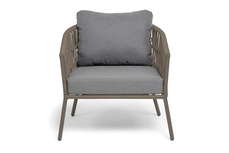 "Комо" кресло плетеное из роупа, каркас алюминий бежево-серый (RAL7006) муар, роуп серо-коричневый 23мм, ткань темно-серая 027-2