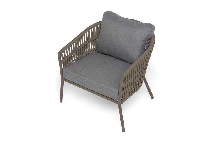 "Комо" кресло плетеное из роупа, каркас алюминий бежево-серый (RAL7006) муар, роуп серо-коричневый 23мм, ткань темно-серая 027-3