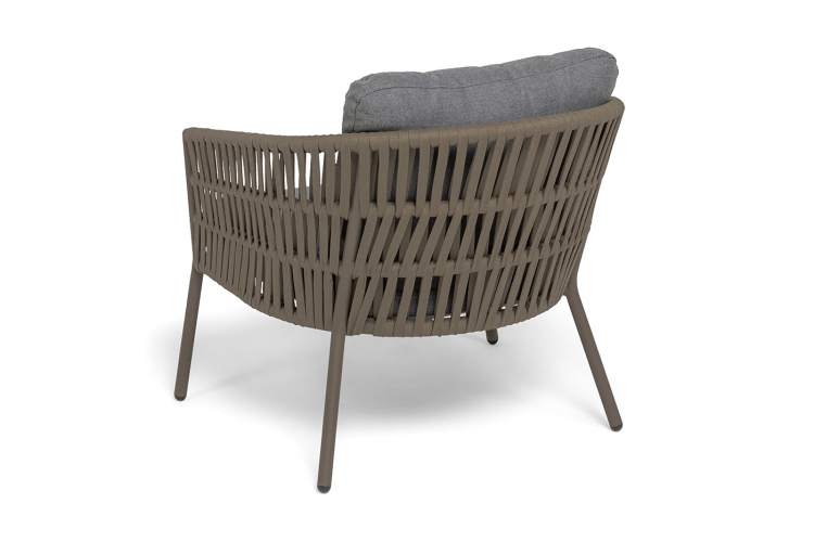 "Комо" кресло плетеное из роупа, каркас алюминий бежево-серый (RAL7006) муар, роуп серо-коричневый 23мм, ткань темно-серая 027-4