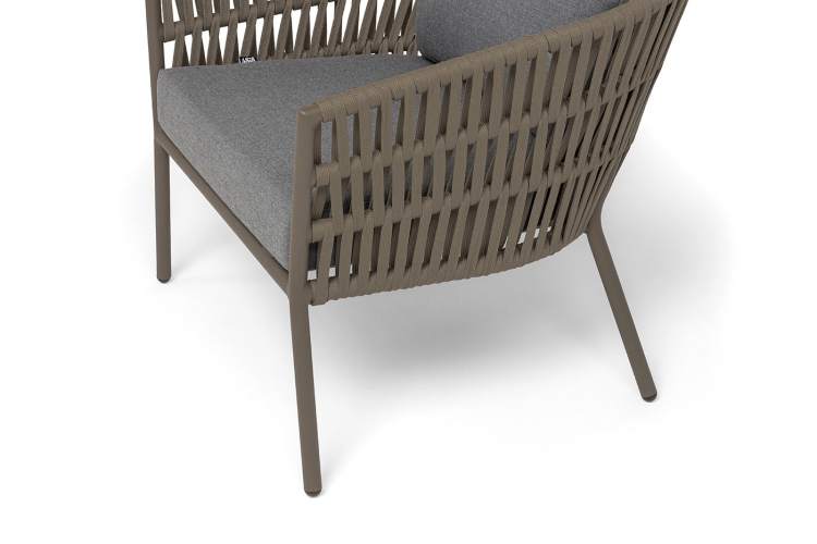 "Комо" кресло плетеное из роупа, каркас алюминий бежево-серый (RAL7006) муар, роуп серо-коричневый 23мм, ткань темно-серая 027-5