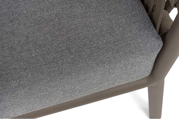 "Комо" кресло плетеное из роупа, каркас алюминий бежево-серый (RAL7006) муар, роуп серо-коричневый 23мм, ткань темно-серая 027-7