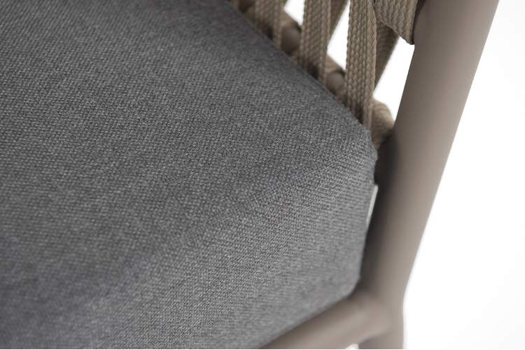 "Комо" диван 2-местный плетеный из роупа, каркас алюминий бежево-серый (RAL7006) муар, роуп серо-коричневый 23мм, ткань темно-серая 027-6