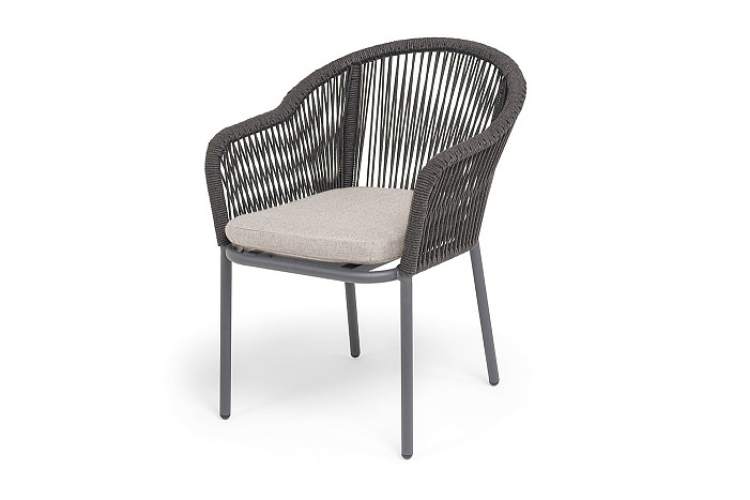 "Лион" стул плетеный из роупа, каркас алюминий темно-серый (RAL7024) муар, роуп темно-серый круглый, ткань бежевая 052