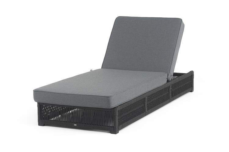 "Ривьера" шезлонг плетеный из роупа, каркас алюминий темно-серый (RAL7024) муар, роуп темно-серый круглый, ткань темно-серая 027-2