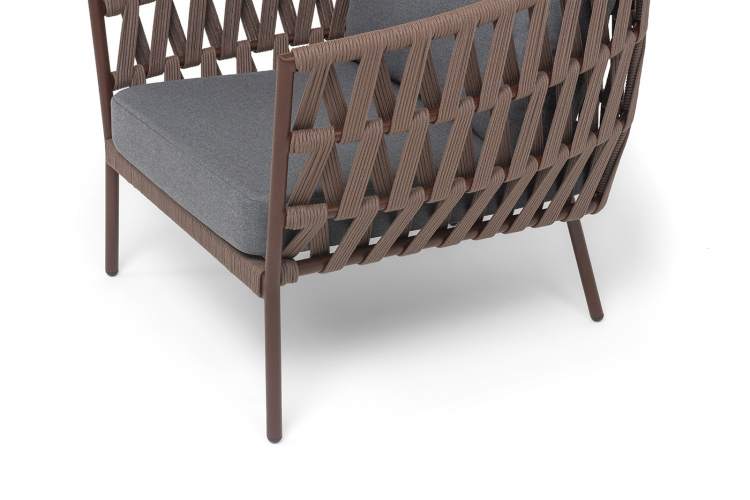 "Диего" кресло плетеное из роупа, каркас алюминий коричневый (RAL8016) муар, роуп коричневый круглый, ткань темно-серая 027-5