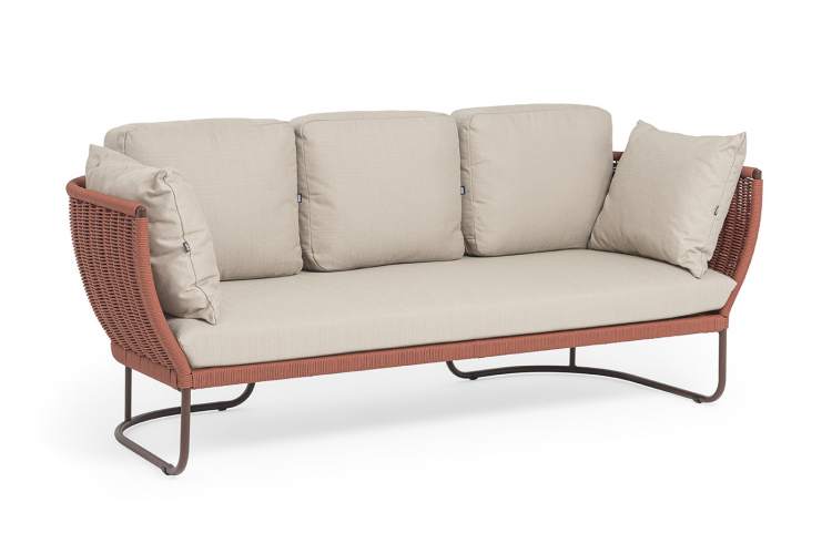 "Фиджи" диван 3-местный плетеный из роупа, каркас алюминий коричневый (RAL8016) муар, роуп красный (8372) круглый tex, ткань Mossle бежевая-1