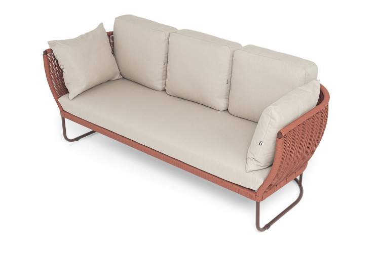 "Фиджи" диван 3-местный плетеный из роупа, каркас алюминий коричневый (RAL8016) муар, роуп красный (8372) круглый tex, ткань Mossle бежевая-3