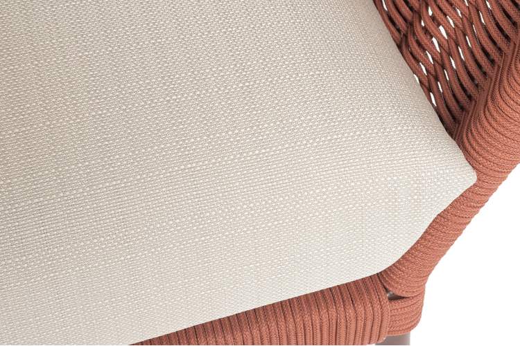 "Фиджи" диван 3-местный плетеный из роупа, каркас алюминий коричневый (RAL8016) муар, роуп красный (8372) круглый tex, ткань Mossle бежевая-7