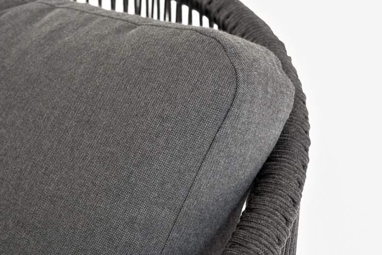 "Верона" кресло плетеное из роупа, каркас алюминий темно-серый (RAL7024) муар, роуп темно-серый круглый, ткань темно-серая 027-6