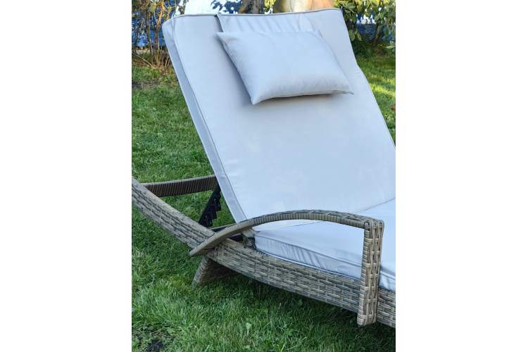 Комплект мебели из искусственного ротанга МАРА “MARA” Greige , шезлонг с подлокотниками и столик-2