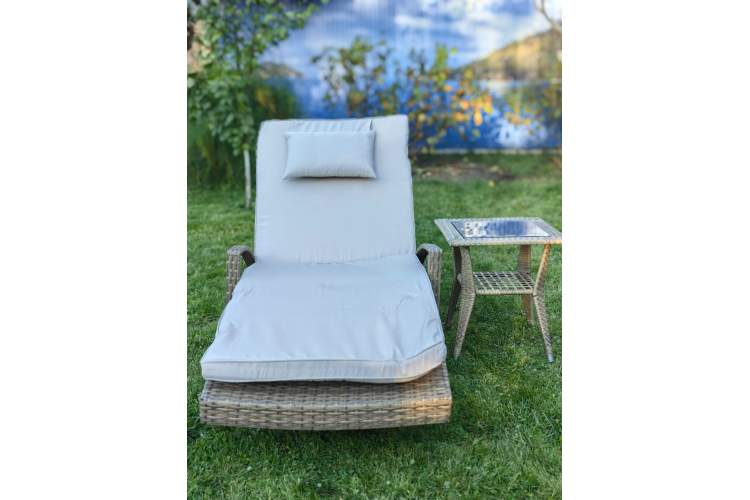 Комплект мебели из искусственного ротанга МАРА “MARA” Greige , шезлонг с подлокотниками и столик