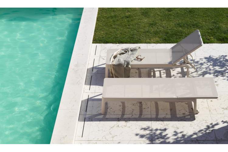 Шезлонг-лежак пластиковый Plano Nardi бежевый-4