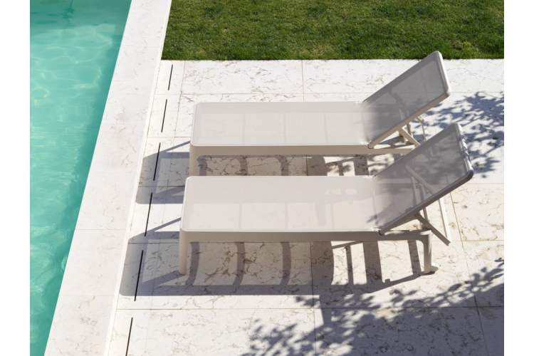 Шезлонг-лежак пластиковый Plano Nardi бежевый-3