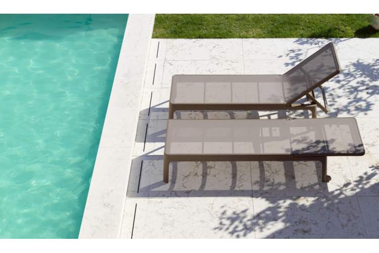 Шезлонг-лежак пластиковый Plano Nardi табак-3