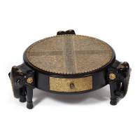 Столик Secret De Maison 3 SLONA ( mod. ND-005) дерево манго/латунная чеканка, Dia 48. В 19 см, этническая роспись (Комплект из 2 шт.) Столик Secret De Maison 3 SLONA ( mod. ND-005) дерево манго/латунная чеканка, Dia 48. В 19 см, этническая роспись (Комплект из 2 шт.)